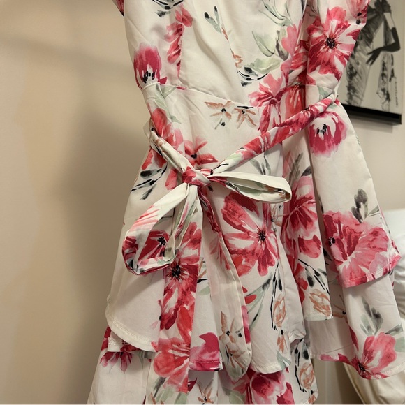 Soft and feminine floral elegant, dainty romper from Ally Fashion size large/14 - Picture 5 of 10